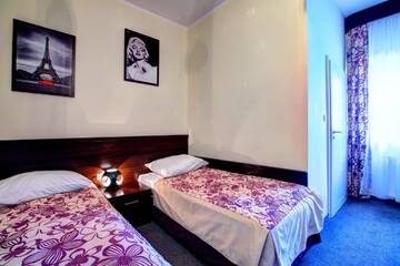Фото номера Улучшенный двухместный номер с 1 кроватью Хостелы Hostel Evotel г. Зелонка 2
